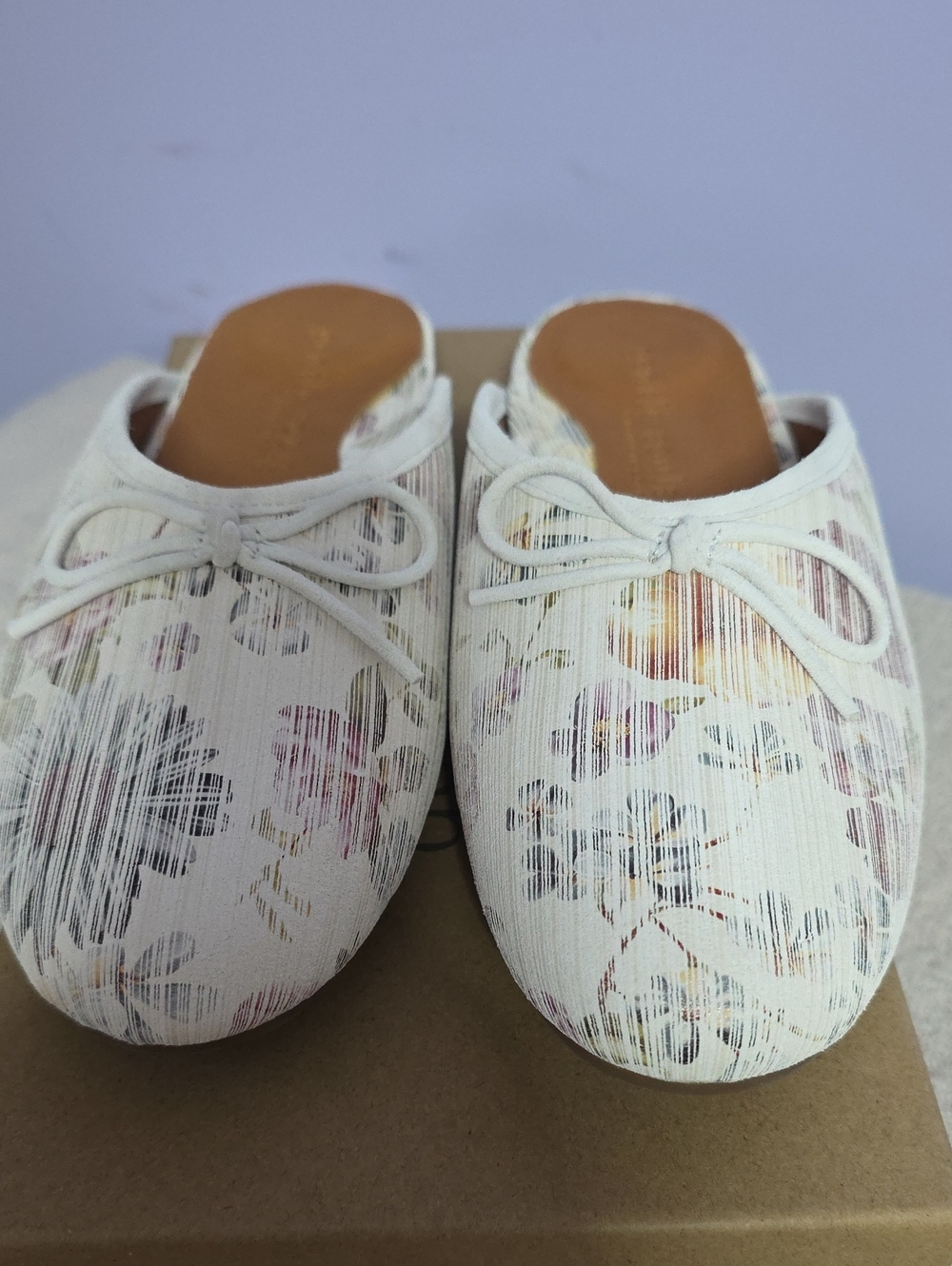 gentle souls by Kenneth Cole White Floral Bow Slip-On Mules
